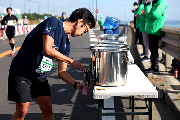 自分のペースで補給できる給水所は、コース上に200カ所