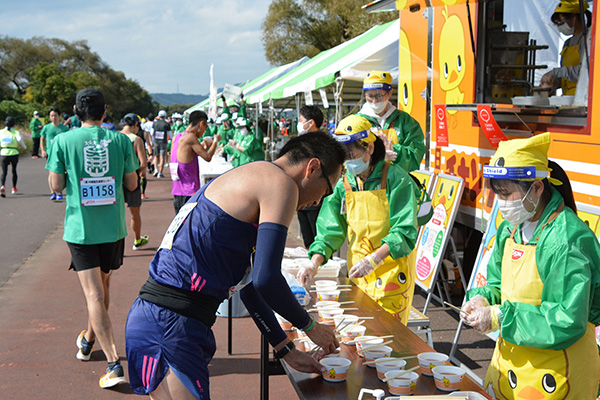 32km付近の通称「大エイドステーション」には、おでん、焼きそば、いなり寿司、しまだ汁…など30種類にも及ぶメニューが並びます