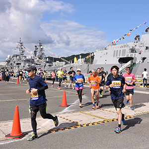 迫力の護衛艦に気分も高揚！舞鶴湾に臨む自衛隊基地を駆け抜ける「舞鶴赤れんがハーフマラソン」