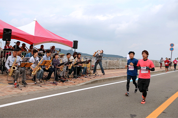 ジャズの生演奏を聴きながら絶景の海岸線「和歌の浦」を走る！「和歌山ジャズマラソン」