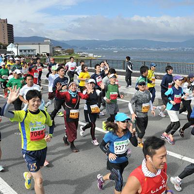 富士山や紅葉の八ヶ岳を望む絶景のフラットな高速コース　「諏訪湖マラソン」エントリー開始！