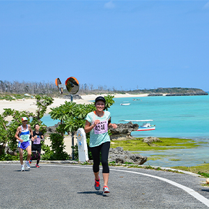 エメラルドブルーに輝く海と島の皆さんの温かな歓迎に、熱烈ファン多数！　ヨロンマラソン2024開催