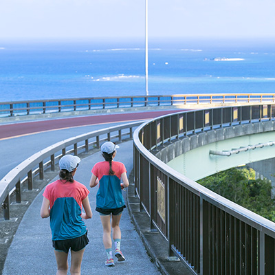 絶景の海、自慢のフード！　沖縄の魅力が詰まった「沖縄100Kウルトラマラソン」