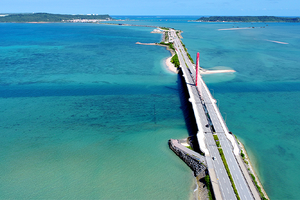 勝連半島から近隣離島に伸びる全長約5kmの「海中道路」は四方を海に囲まれて、車で走ると、まるで海の上を飛んでいくかのよう。ここから4つの島「浜比嘉島」「平安座島」「宮城島」「伊計島」に車で行くことできます。