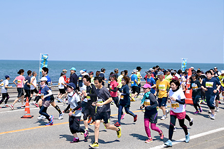 日本海と雪の立山連峰！自然織りなす絶景コースは記録を狙える平坦路「魚津しんきろうマラソン」