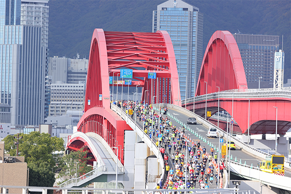 エントリー開始！　中華街を駆け抜け、明石海峡大橋をくぐり、港町を一望。神戸を楽しみ尽くせる神戸マラソン