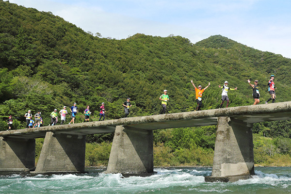 雄大な自然と地元の熱烈歓迎ぶりに心躍る！「四万十川ウルトラマラソン」