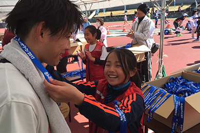 地元小学生からヒノキの完走メダルが贈られます