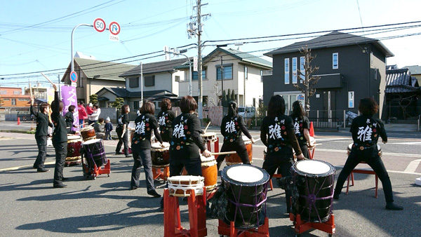 勇壮な和太鼓の応援が背中を押してくれます！