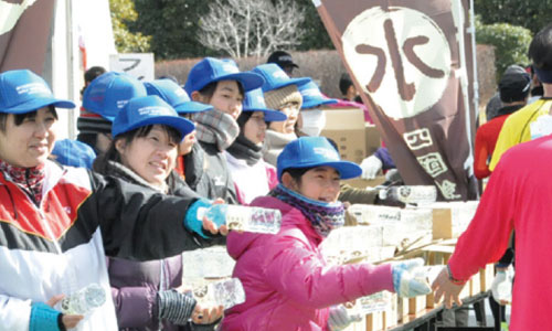 水分の補給とともに温かい声援がランナーを後押ししてくれる