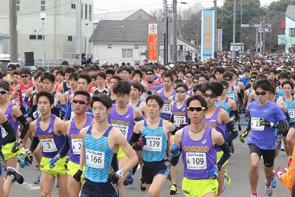 大学陸上部選手も参加するハーフのスタートは大迫力だ