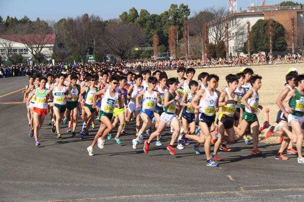 大勢の学生ランナーが滑走路を走る様は大迫力だ