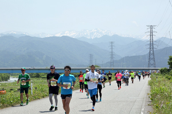 立山連峰が生みだす黒部の名水で暑いフルマラソンを完走！　カーター記念黒部名水マラソン