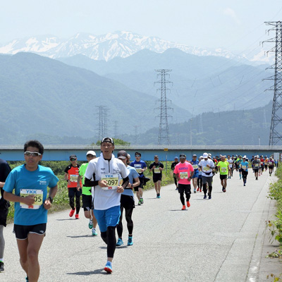 立山連峰が生みだす黒部の名水で暑いフルマラソンを完走！　カーター記念黒部名水マラソン