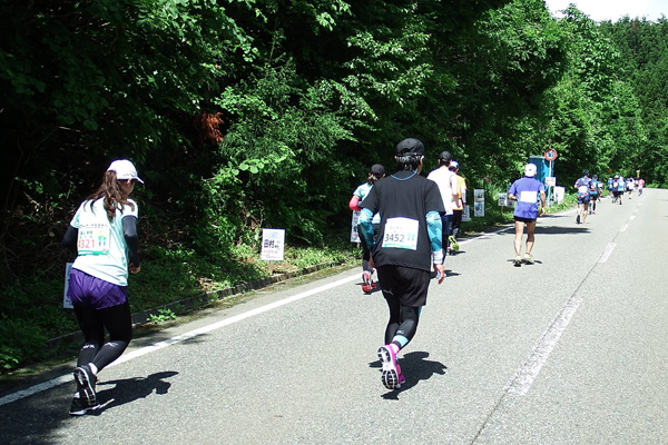 厳しい上り坂がランナーを待ち受ける