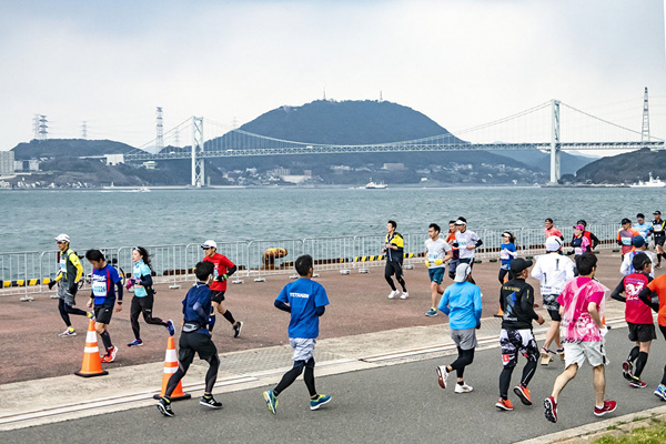 18km以降は海岸線を走る。潮風を受け、関門海峡を眺めながらのランに