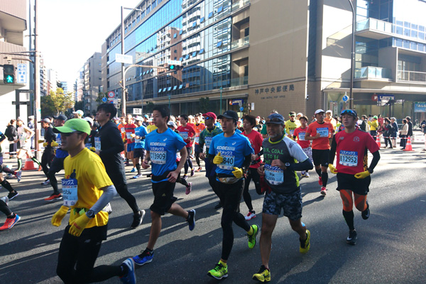 神戸の中心地三宮から明石大橋下を折り返しポートアイランドへ向かうコースに2万人超のランナーが挑んだ