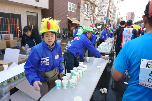 スタート時13℃だった気温は中盤20℃近くまで上がり、給水所は大忙しだった