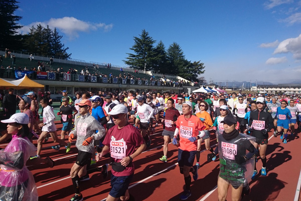 大田原マラソン、女子は吉冨博子選手（2時間37分22秒）、男子は今井隆生選手（2時間28分32秒）が優勝