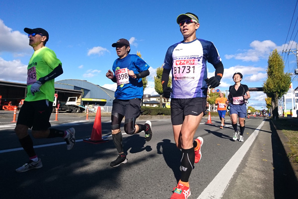 気温は10℃前後で安定していたが向かい風が徐々に強くなり、後半になるほど選手を苦しめた