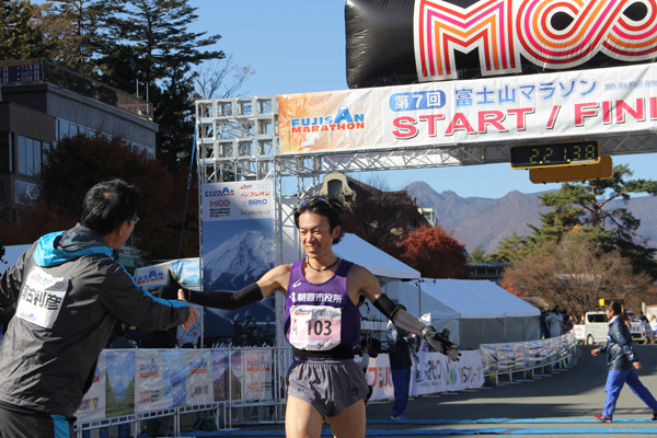 優勝した児玉選手を瀬古さんが迎え入れる