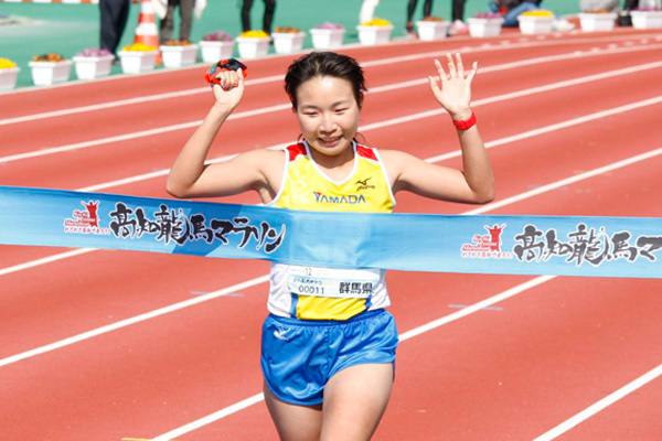 高知龍馬マラソン　地元出身の森本紗和選手（ヤマダ電機）が女子大会新記録で優勝！