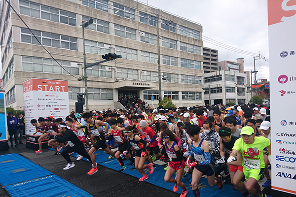 フルマラソン参加者は1万人。雨予報だったがレース中は本降りになることはなく良好なレースコンディションだった