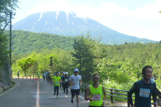 西湖ロードレース　西湖2周コースがハーフマラソンにリニューアル！　雨上がりの湖畔を走る