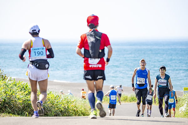 サロマ湖100kmウルトラマラソン　男子は板垣辰矢選手が6時間25分52秒で、女子は藤澤舞選手が7時間32分50秒で優勝