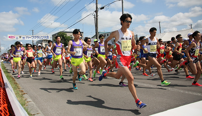 実業団や大学の陸上競技部などトップレベルの選手からファンランに出場する子どもまで幅広い層が出場