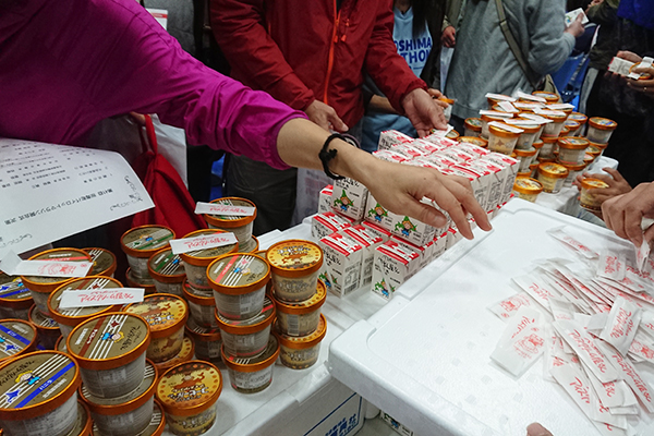 牛乳生産量日本一の酪農地帯。前日夕方に行われる開会式の参加者には牛乳やアイスクリームがふるまわれた