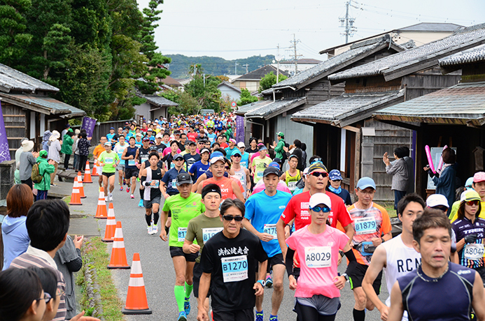 江戸時代、大井川を渡るための料金所や、人足の番宿などが再現されている川越地区も走る