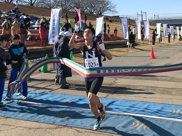 野田啓太選手（日本大学）が1時間03分55秒で男子の部を制した