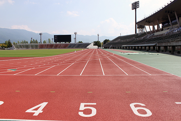 メイン会場は山梨中銀スタジアム