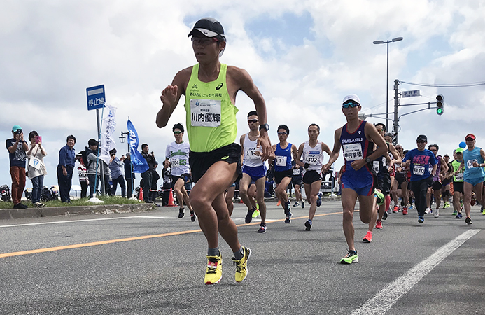 午前9時に宗谷岬をスタートする選手たち。先頭を走る川内優輝選手は2年連続の参加