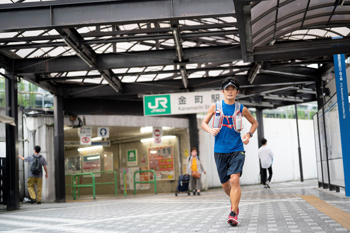 「いつも同じコースを走っていても、咲いている花だとか、街の風景だとかは変わっていくので、そういったものを見たいんです」という岩立さん。言っていることは分かるが月間1500km以上走るのは……