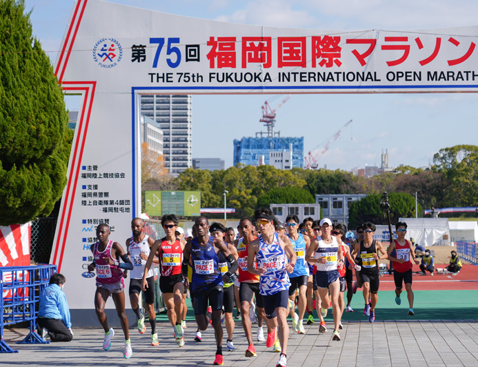 ゲートを出てコース上に走り出すランナーたち