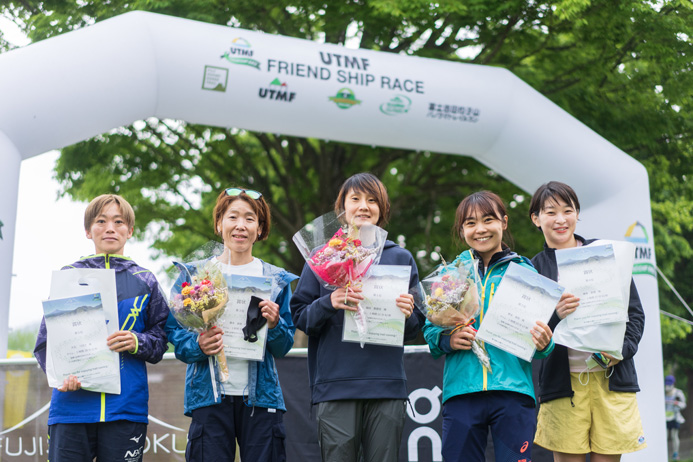 恵里佳さん（真ん中）は優勝。表彰台では花束が手渡された（写真／下山展弘）