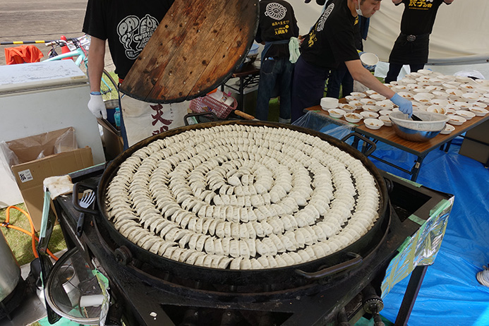 60人前が一度に焼ける特製の鉄板で餃子がふるまわれた