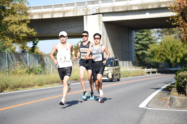 男子は澁川裕二さん（左）が2時間19分44秒の大会新記録で2連覇