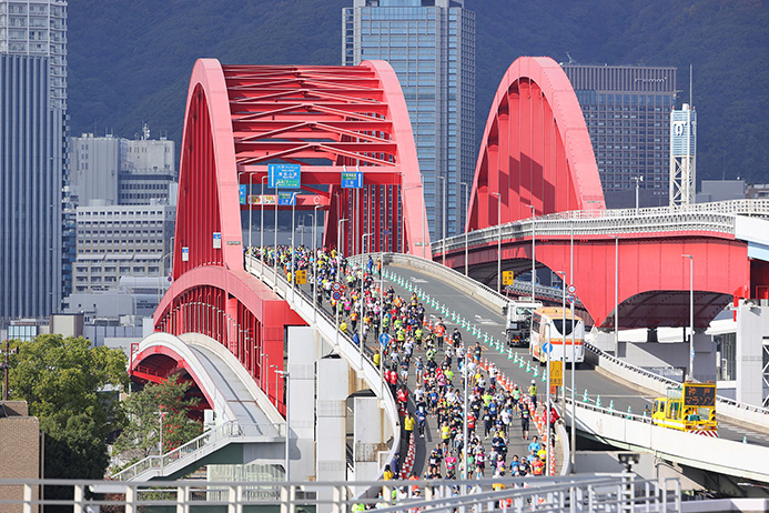 コース終盤のアップダウンとなる神戸大橋（写真／塩川真悟）