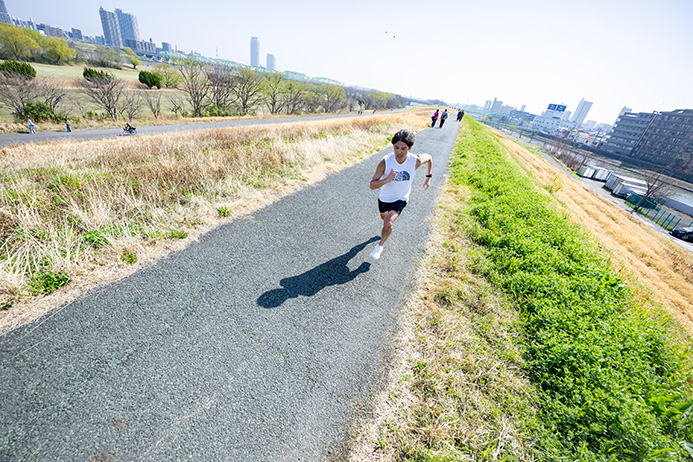 普段ジョギングするコースの途中で1kmだけペースを上げてみよう（写真／小野口健太）