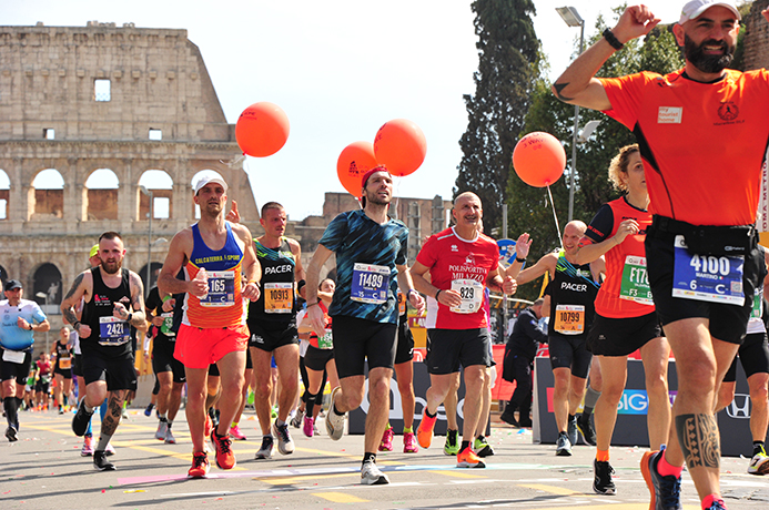 海外では5分刻みにペースメーカーを配置する大会もある（写真／ローママラソン大会事務局）