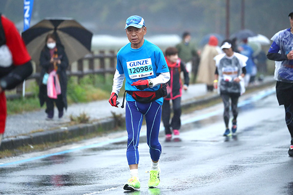 年齢別1位の80歳サブフォーランナーは「毎日5kmタイムトライアル」