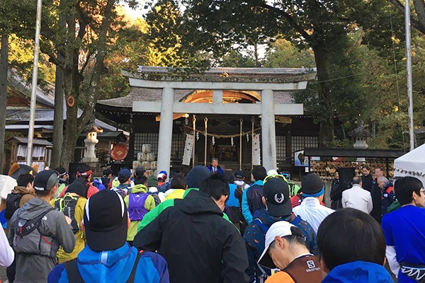 武田信玄公を祭神とした武田神社に集まる選手たち。「いざ出陣」気分！！