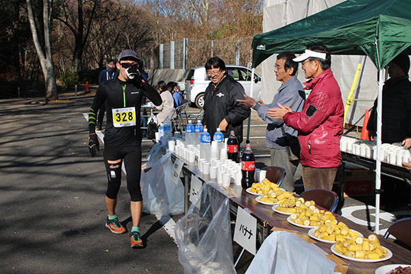 エイドには水、スポーツドリンクのほかにチョコレート、バナナ、あつあつの味噌汁が並ぶ