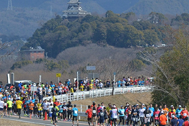 犬山城下を駆けるランナー。市街地、田園地帯、木曽川沿いと、色々な景色が見られます！