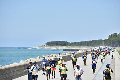 富山湾沿いのコースまで来たら、ゴールまであと少し！