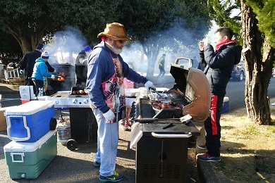 毎年好評！　その場で焼くハンバーガー