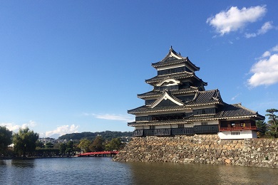 スタートしてまもなく現れる、国宝松本城